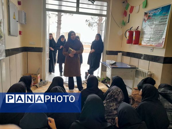  محفل انس با قرآن کریم در دبیرستان مادرمهربان