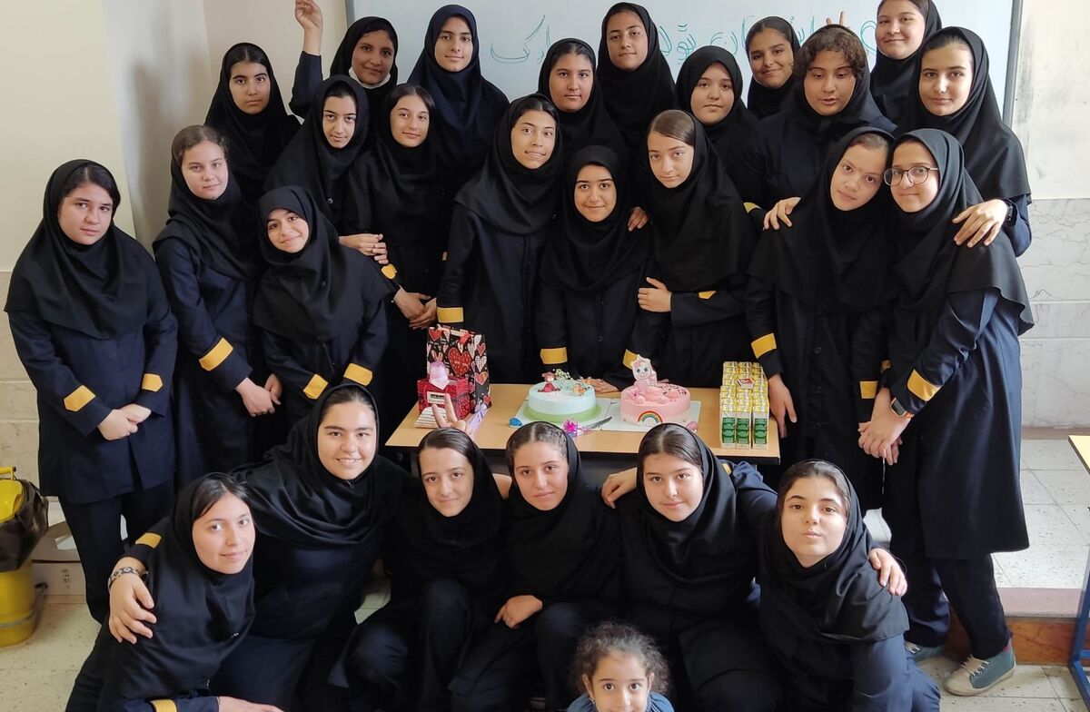 عکس یادگاری کلاس دهم مدرسه فرزانگان شهدای مدافع حرم سمپاد ملارد 