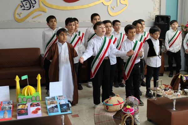 به مناسبت دهه فجر پرچم جمهوری‌اسلامی‌ایران در آموزش و پرورش منطقه۱۰ به اهتزاز درآمد