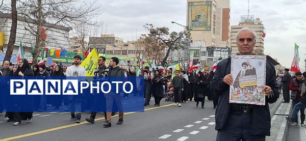 حضور گسترده و منسجم دانش آموزان و فرهنگیان منطقه ۱۰ در راهپیمایی ۲۲ بهمن ماه