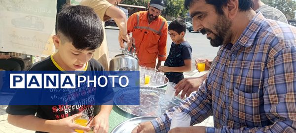 توزیع شربت و شیرینی به مناسبت میلاد پیامبر اسلام (ص) 