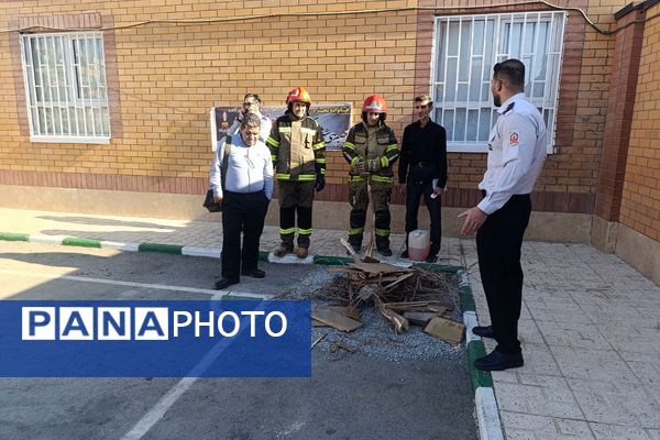 مراسم پدافند غیرعامل در دبیرستان بشارت بهارستان‌دو 