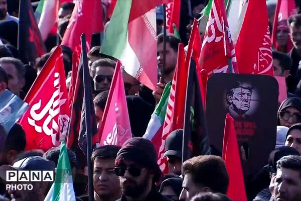 اشک‌ها و بغض‌های میلیونی در مسیر تشییع پیکر مطهر رهبر شهید