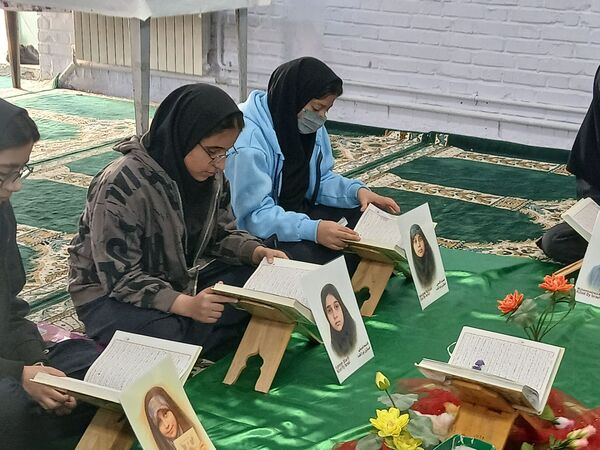محفل انس با قرآن در دبیرستان دخترانه فاطمیه 