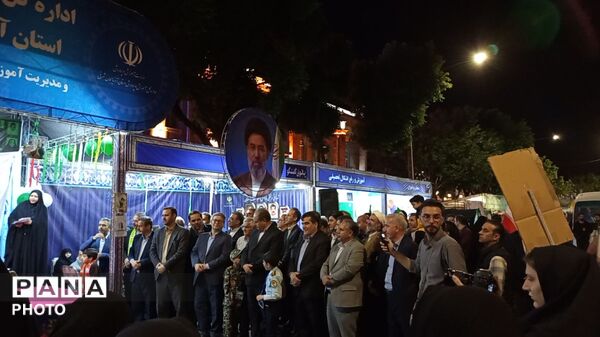 ایستاده در میدان ساعت تبریز