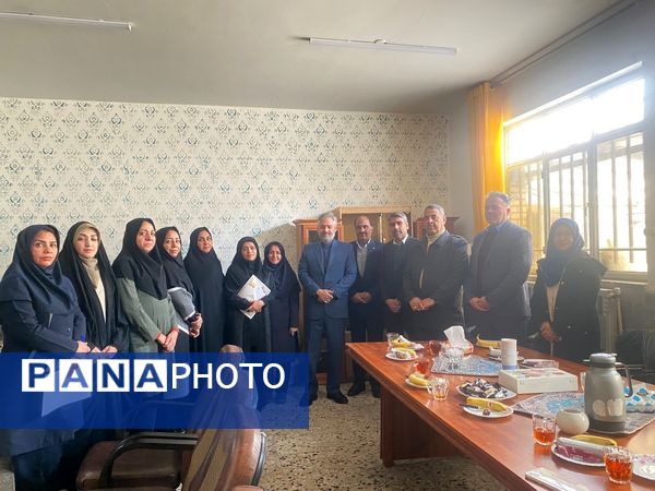 تقدیر از مشاور هنرستان مهدیزاده نیا ناحیه هفت مشهد