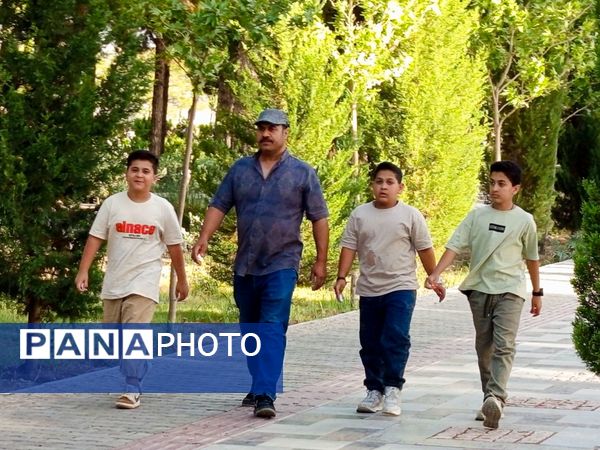 قدم هایی به عشق معلمان