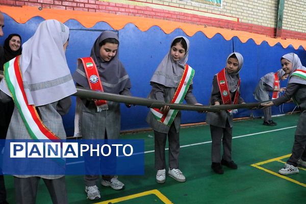 بهارستان دو صحنه همفکری، همدلی و همکاری پیشتازان در همایش یاوران انقلاب