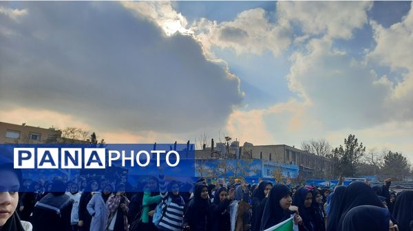 وداع دانش‌آموزان دبیرستان فرهنگیان ناحیه ۷ با شهید گمنام 