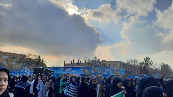 وداع دانش‌آموزان دبیرستان فرهنگیان ناحیه ۷ با شهید گمنام 