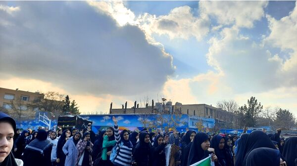 وداع دانش‌آموزان دبیرستان فرهنگیان ناحیه ۷ با شهید گمنام 
