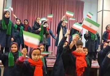چهل‌وهفتمین جشن‌ انقلاب‌ در هیاهوی دانش‌آموزان 