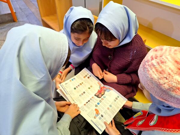 اندر احوالات هفته کتابخوانی در دبستان آرمینه مصلی نژاد 