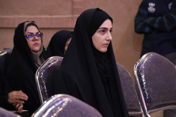 «محفل شهریور شعر» با حضور دانش‌آموزان یزدی