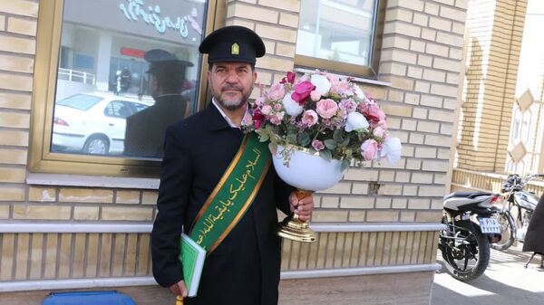 اهدای شاخه‌های گل به بیماران همزمان با ایام نوروز در قم