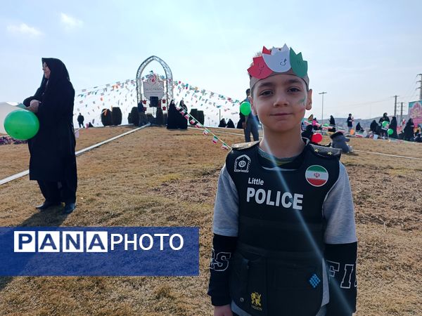 حضور دانش‌آموزان در راهپیمایی ۲۲ بهمن شهرستان پردیس 