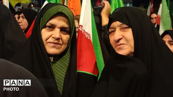 نماز استغاثه به امام زمان (عج) در شصت و دومین قرار عاشقانه، میدان امام خمینی(ره) شهرستان کوهدشت