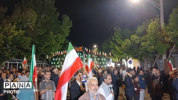  مردم در خیابان‌ها با پرچم ایران، با آرمان‌های انقلاب تجدید پیمان کردند