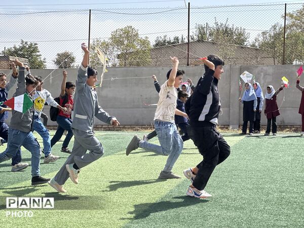آسمان جوادیه با بادبادک‌های مبارز رنگین شد