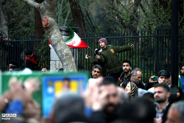 تشییع پیکر شهیدان لاریجانی، سلیمانی و شهدای ناوشکن دنا - 3