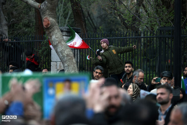 تشییع پیکر شهیدان لاریجانی، سلیمانی و شهدای ناوشکن دنا - 3