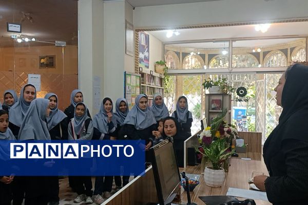  بازدید هدفمند دانش‌آموزان ورامینی از کتابخانه عمومی