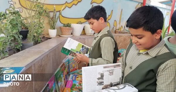 برپایی نمایشگاه کتاب به مناسبت هفته امور تربیتی در دبستان احمد کاظمی بک