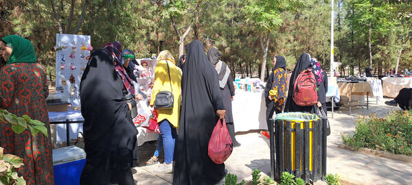 نمایشگاه محصولات دستی بانوان در بوستان نرگس قم