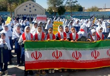 جلوه ای از ایستادگی دانش آموزان دبستان سوم شعبان در ۲۲ بهمن