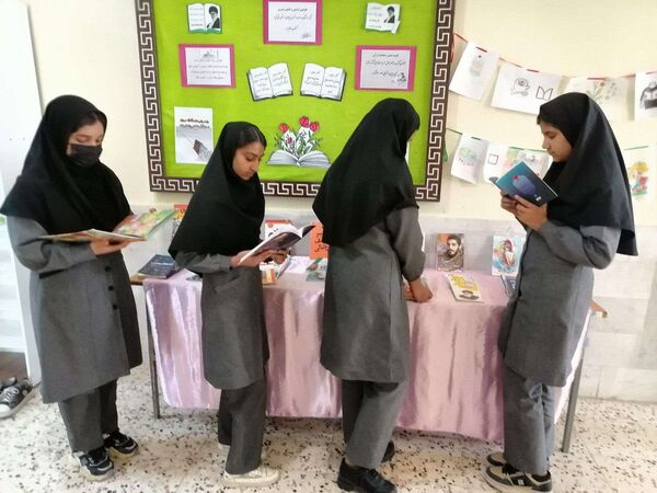 گرامیداشت هفته کتاب و کتابخوانی در دبیرستان حاج مهدی روحانی شهرستان خلیل آباد 