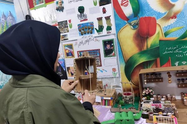برپایی نمایشگاه دستاوردهای خلاقانه و نقاشی همگانی در دبستان شهید چمران ناحیه دو شهرری 