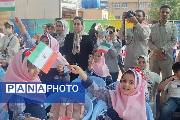 حضور مشاور وزیر آموزش و پرورش گرمابخش محفل شکوفه‌های شیراز