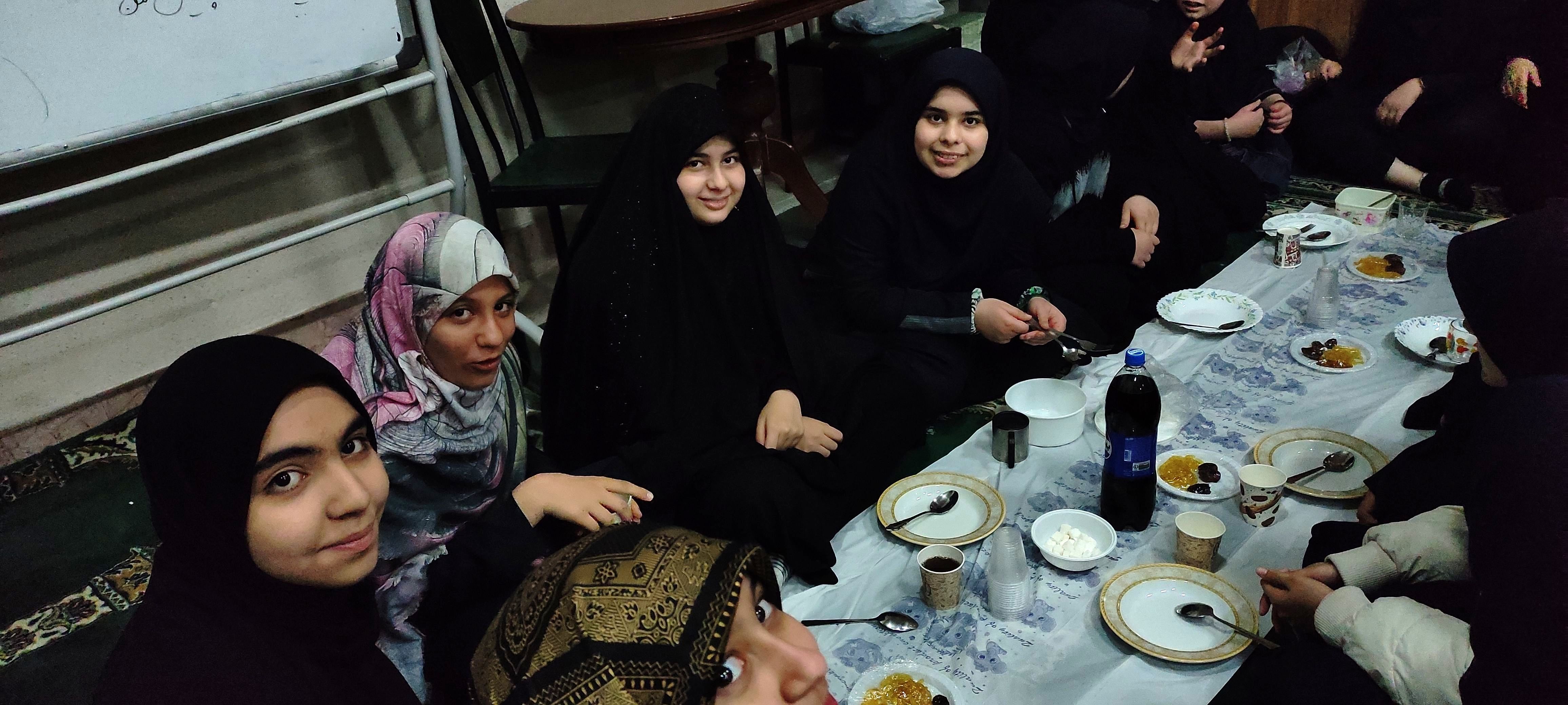 ضیافت افطاری ماه مبارک رمضان در دبیرستان پژمان بختیاری ناحیه یک مشهد 