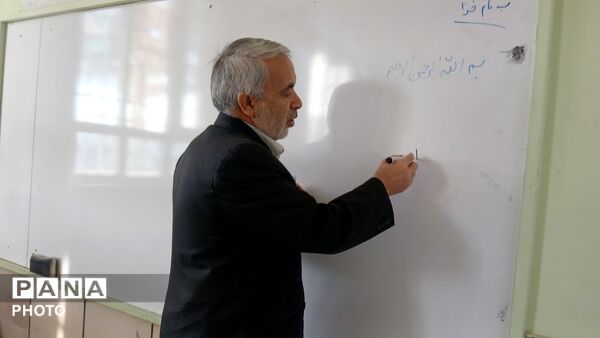 نشست دانش آموزان دبیرستان مادر مهربان خلیل آباد با مشاور اجرایی مدیر آموزش و پرورش