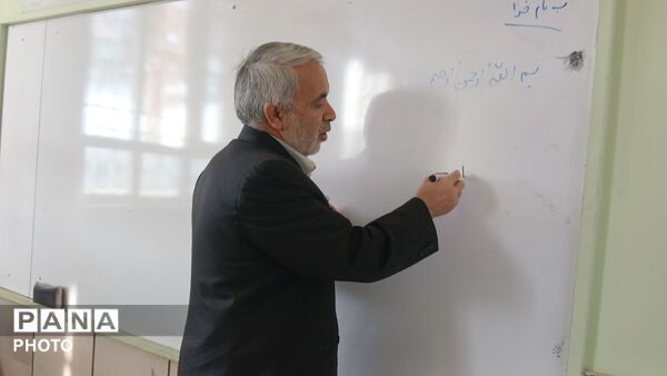نشست دانش آموزان دبیرستان مادر مهربان خلیل آباد با مشاور اجرایی مدیر آموزش و پرورش