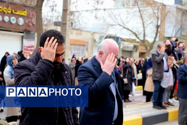 صفوف به‌هم پیوسته نمازگزاران در قروه