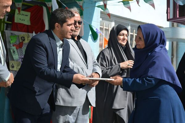 برگزاری جشن شکوفه‌های کلاس اولی دربهارستان‌دو