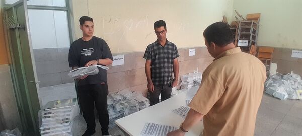 توزیع کتاب درسی دانش‌آموزان دبیرستان شهدای انقلاب اسلامی ناحیه 3 کرج