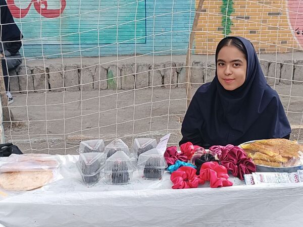 بازارچه و نمایشگاه کسب و کار دانش آموزی در دبیرستان امجدی۲