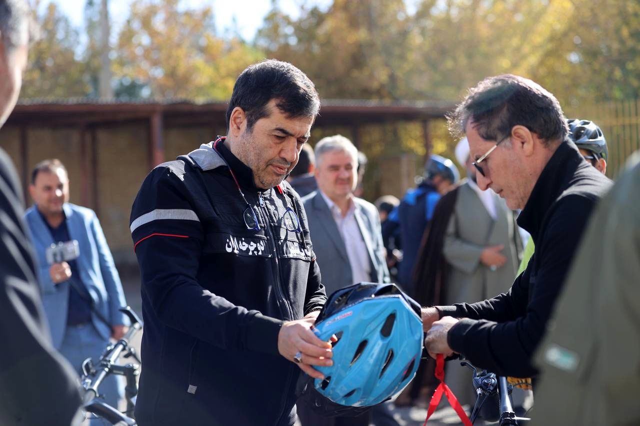 دوچرخه‌سواری وزیر ورزش و جوانان همراه مردم بناب  