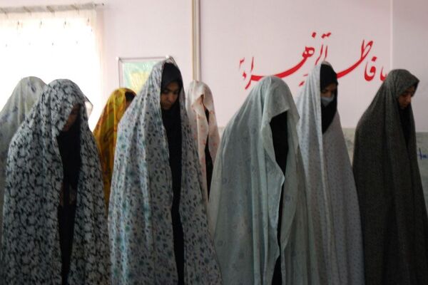 نماز جماعت به‌مناسبت هفته قرآن، عترت نماز در دبیرستان الغدیر ناحیه یک شهرری