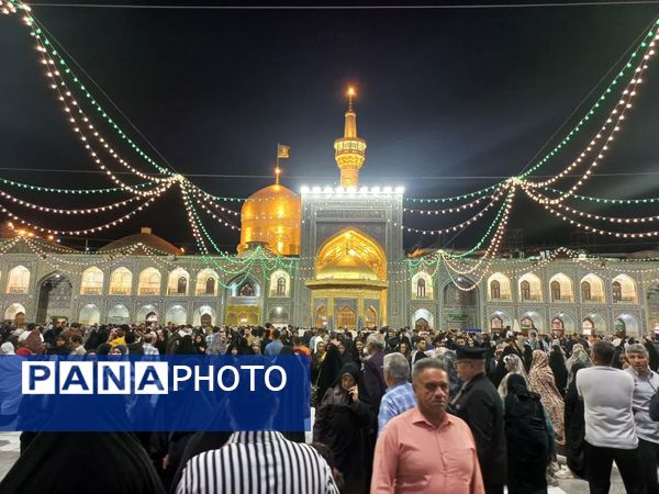 سیل عظیم زائران و مجاوران حرم امام رضا (ع) در شب ولادت یازدهمین امام شیعیان