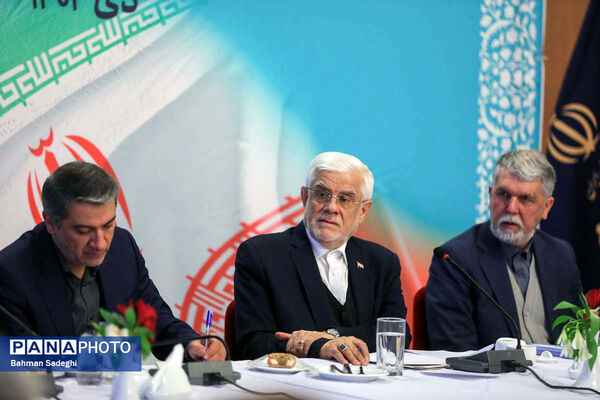 نشست معاون اول رئیس جمهور با جمعی از هنرمندان موسیقی، تئاتر و هنرهای تجسمی