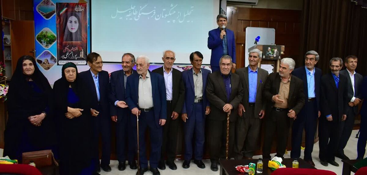 معلمان الگوی عزت و استقلال ملی هستند