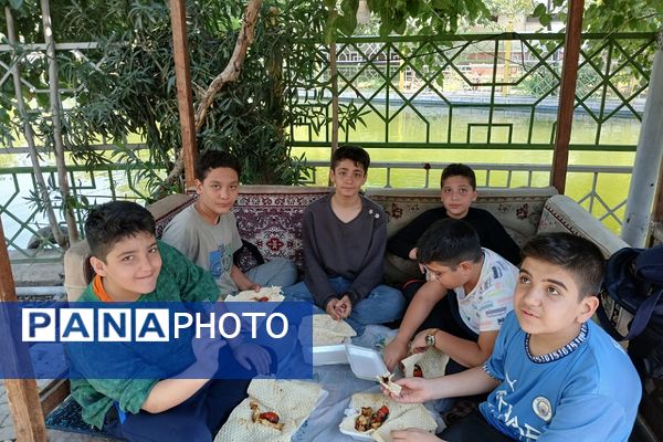 حضور دانش‌آموزان ناحیه 2 شهرری در اردوی باغ موزه دفاع مقدس و فرهنگسرای ولا