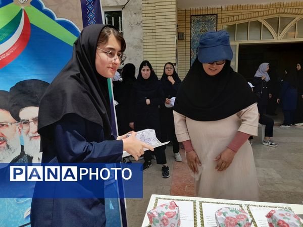 تجلیل از برگزیدگان دبیرستان ۱۵ خرداد 