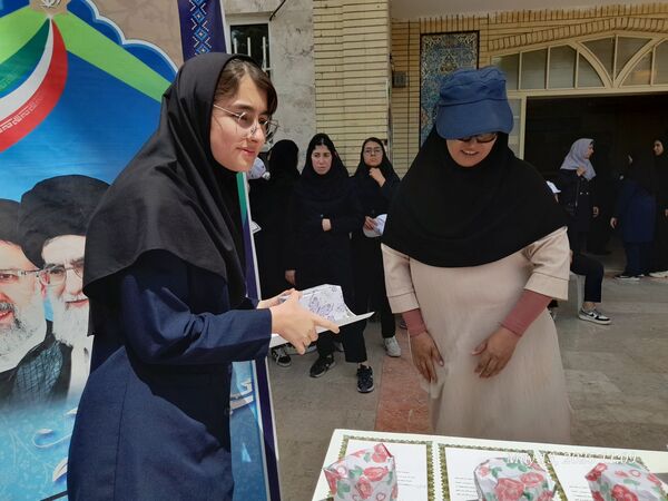 تجلیل از برگزیدگان دبیرستان ۱۵ خرداد 