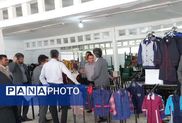 برگزاری نمایشگاه لباس فرم دانش‌آموزی در شهرستان باخرز 