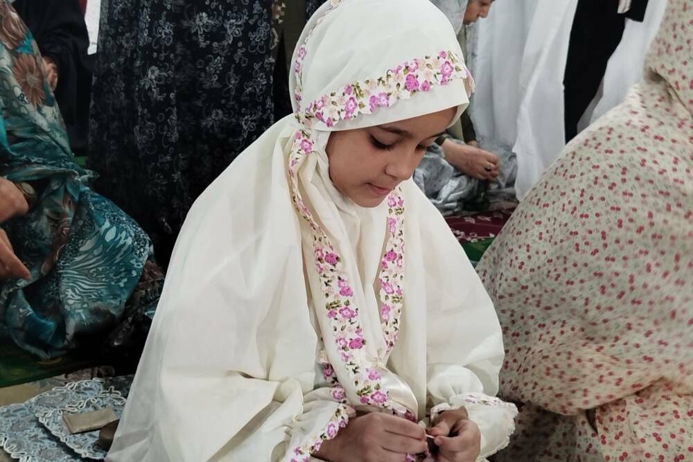 نسل نو در آینه ایمان؛ حضور دل‌نشین نوجوانان نماز جمعه بهارستان