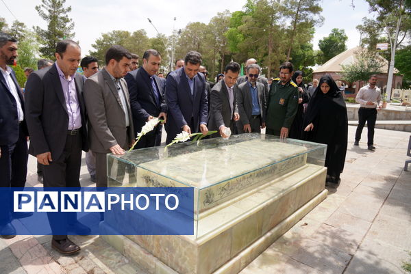 مراسم عطرافشانی قبور مطهر شهدا باحضور مدیرکل آموزش‌وپرورش استان اصفهان